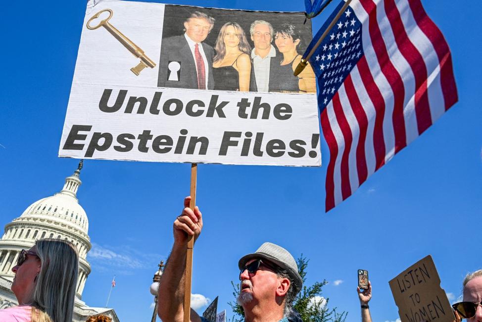 Des manifestants brandissent des pancartes en soutien aux victimes de Jeffrey Epstein et de sa complice Ghislaine Maxwell devant le Capitole à Washington, le 3 septembre 2025.