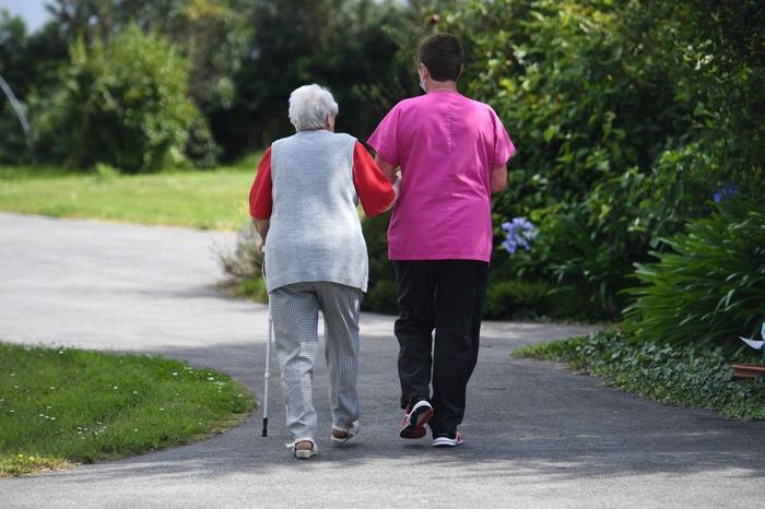 personne âgée marche EHPAD AFP