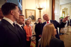 Le président américain Donald Trump aux côtés du président ukrainien Volodymyr Zelensky, de la présidente de la Commission européenne Ursula von der Leyen, du président français Emmanuel Macron, du secrétaire général de l'OTAN Mark Rutte et de la Première ministre italienne Giorgia Meloni, à la Maison Blanche à Washington.