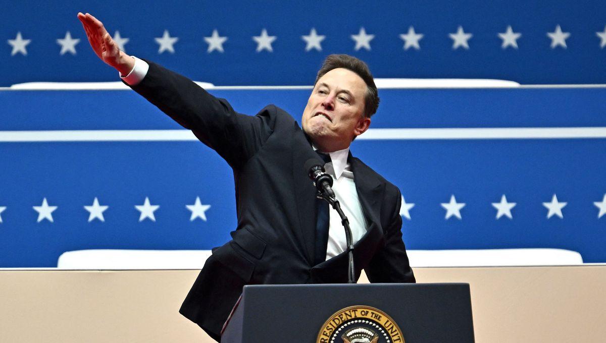 Le PDG de Tesla et SpaceX, Elon Musk, fait un geste, assimilé à un salut nazi, alors qu'il s'exprime lors d'un meeting de Donald Trump à l'intérieur de Capitol One Arena, à Washington, DC, le 20 janvier 2025