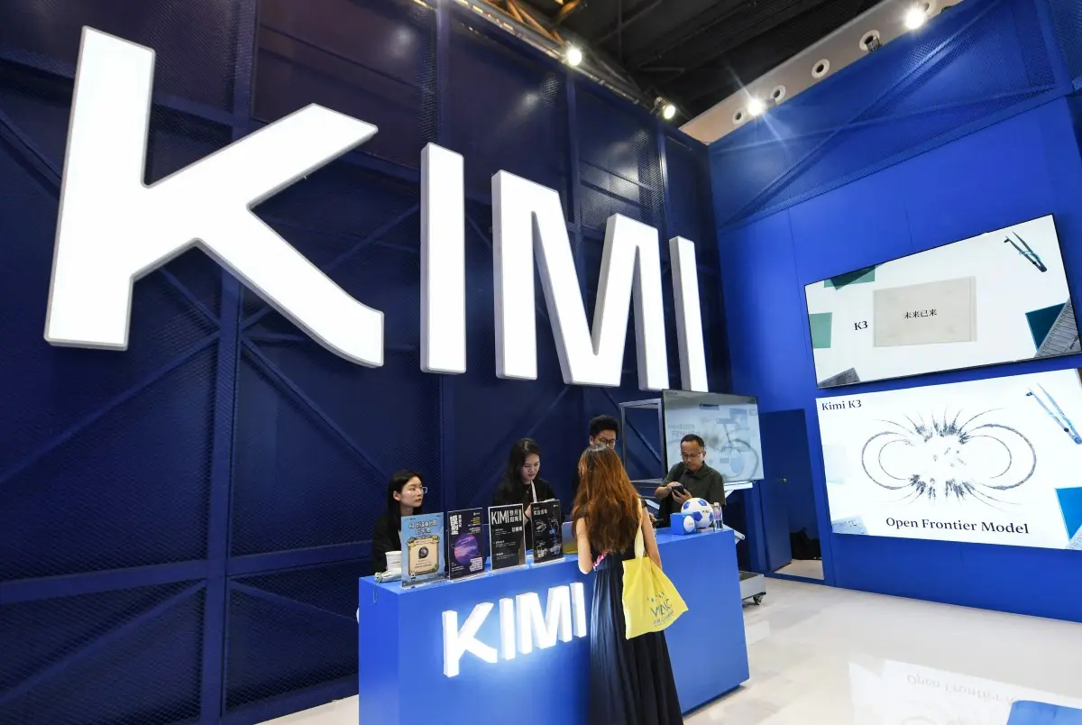Le 17 juillet 2026, lors de la Conférence mondiale sur l'intelligence artificielle (WAIC) à Shanghai, des visiteurs se rendent sur le stand de Moonshot AI, où est présenté Kimi K3.