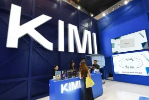 Le 17 juillet 2026, lors de la Conférence mondiale sur l'intelligence artificielle (WAIC) à Shanghai, des visiteurs se rendent sur le stand de Moonshot AI, où est présenté Kimi K3.