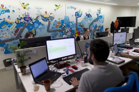 Des employés de BlaBlaCar dans les locaux du siège parisien de l'entreprise. 