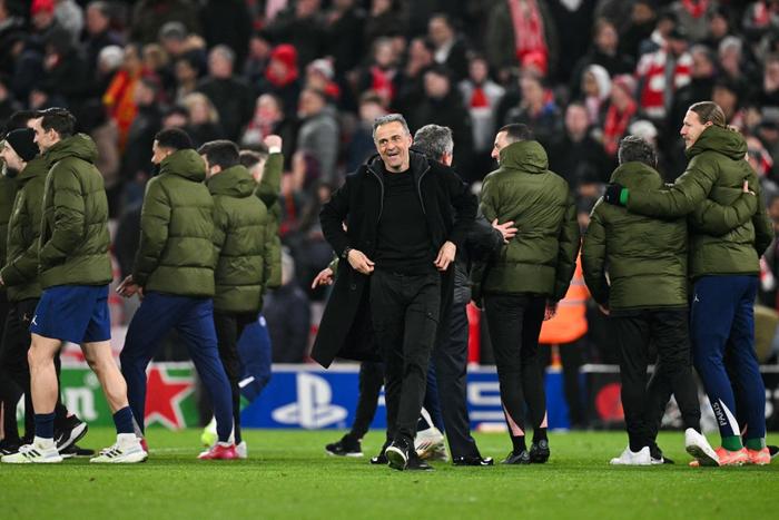 Le coach du Paris Saint-Germain sur la pelouse hier d'Anfield après la victoire face à Liverpool.