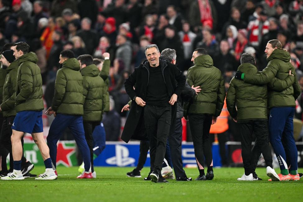 Le coach du Paris Saint-Germain sur la pelouse hier d'Anfield après la victoire face à Liverpool.