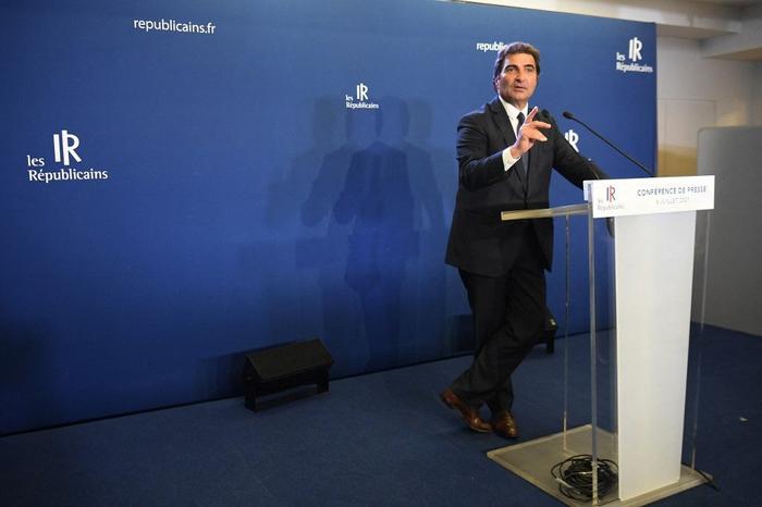 Christian Jacob lors d'un discours dans les locaux LR.