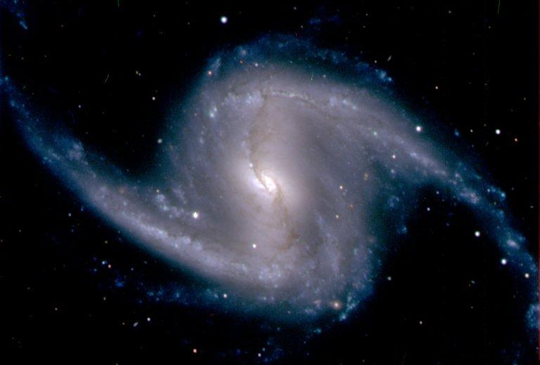 Un agrandissement de la galaxie spirale barrée NGC 1365, située dans l'amas du Fourneau, à environ 60 millions d'années-lumière de la Terre, grâce à la Dark Energy Camera.