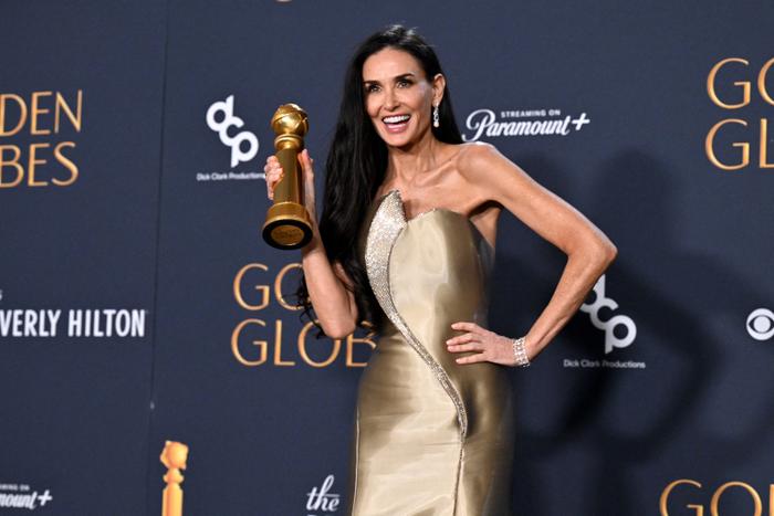 Demi Moore pose avec le prix de la meilleure actrice dans un film musical ou une comédie pour "The Substance" dans la salle de presse lors de la 82e cérémonie annuelle des Golden Globe Awards à l'hôtel Beverly Hilton à Beverly Hills, Californie, le 5 janvier 2025.