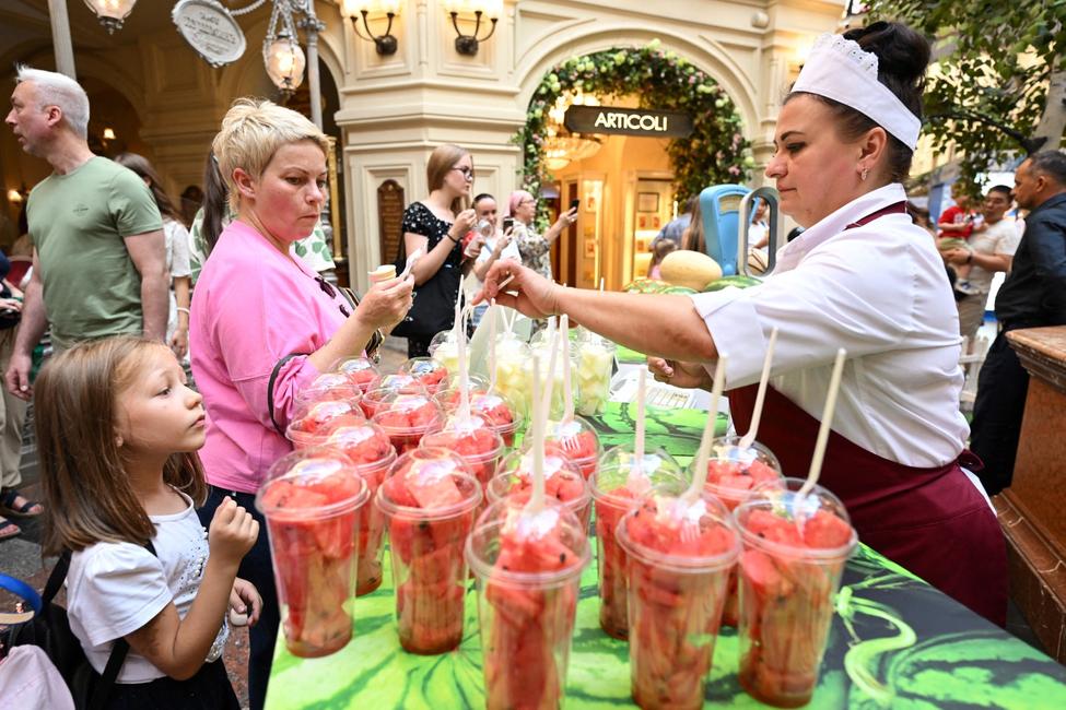 Une vendeuse propose des coupes de pastèques tranchées au grand magasin, près de la place Rouge à Moscou.