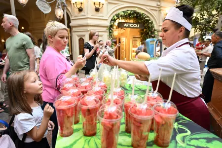 Une vendeuse propose des coupes de pastèques tranchées au grand magasin, près de la place Rouge à Moscou.