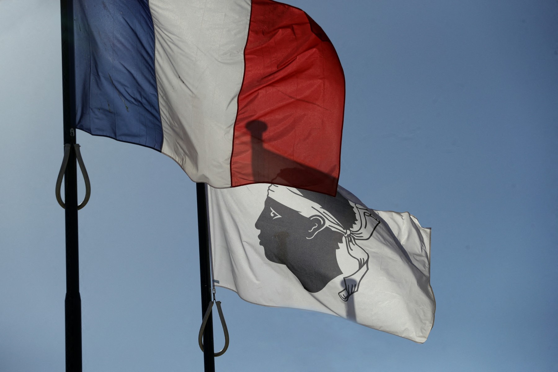 Autonomie de la Corse : le gouvernement joue au gribouille juridique