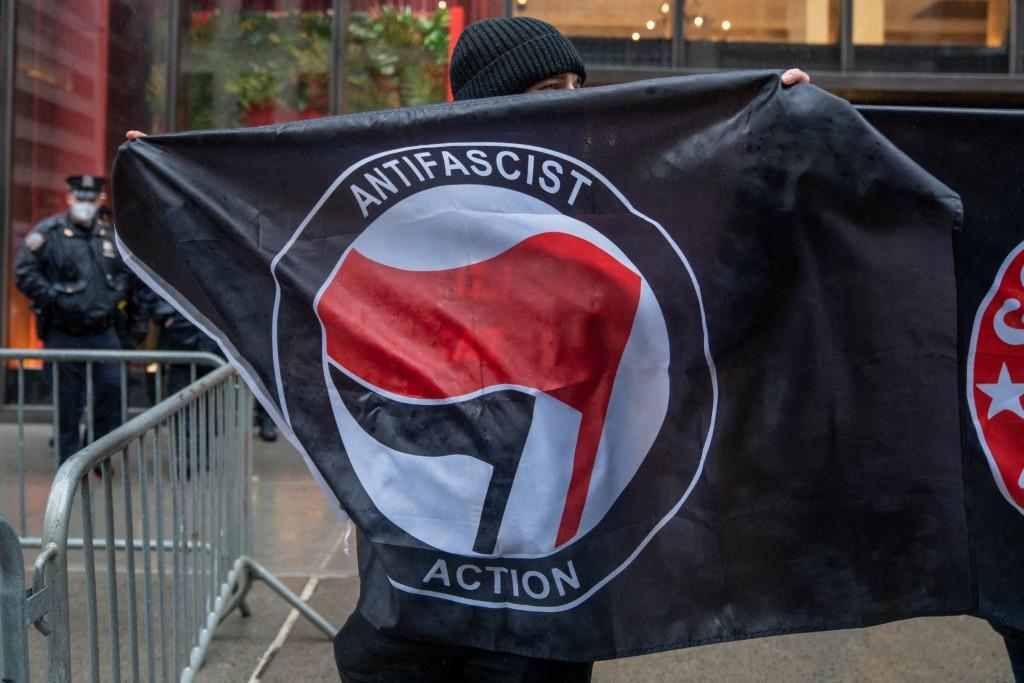 Des manifestants brandissent des drapeaux Antifa devant la Trump Tower pour contrer la marche et le rassemblement « White Lives Matter » le 11 avril 2021 à New York.