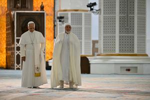 Le pape Léon XIV visite la Grande Mosquée d'Alger « Djamaa El Djazair » avec le recteur de la Grande Mosquée d'Alger, Mohammed Al-Mamoun Al-Qasimi Al-Hassani, le 13 avril 2026.