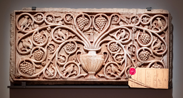 Bas-reliefs sculptés saisis à Roissy