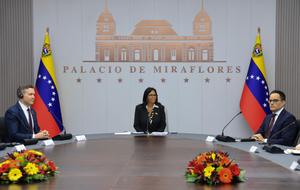Cette photo diffusée par la présidence vénézuélienne montre la présidente par intérim du Venezuela, Delcy Rodriguez au palais présidentiel de Miraflores à Caracas, le 14 avril 2026.