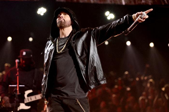 Eminem se produit sur scène lors de la 37e cérémonie annuelle d'intronisation au Rock & Roll Hall of Fame au Microsoft Theater le 5 novembre 2022 à Los Angeles, Californie.