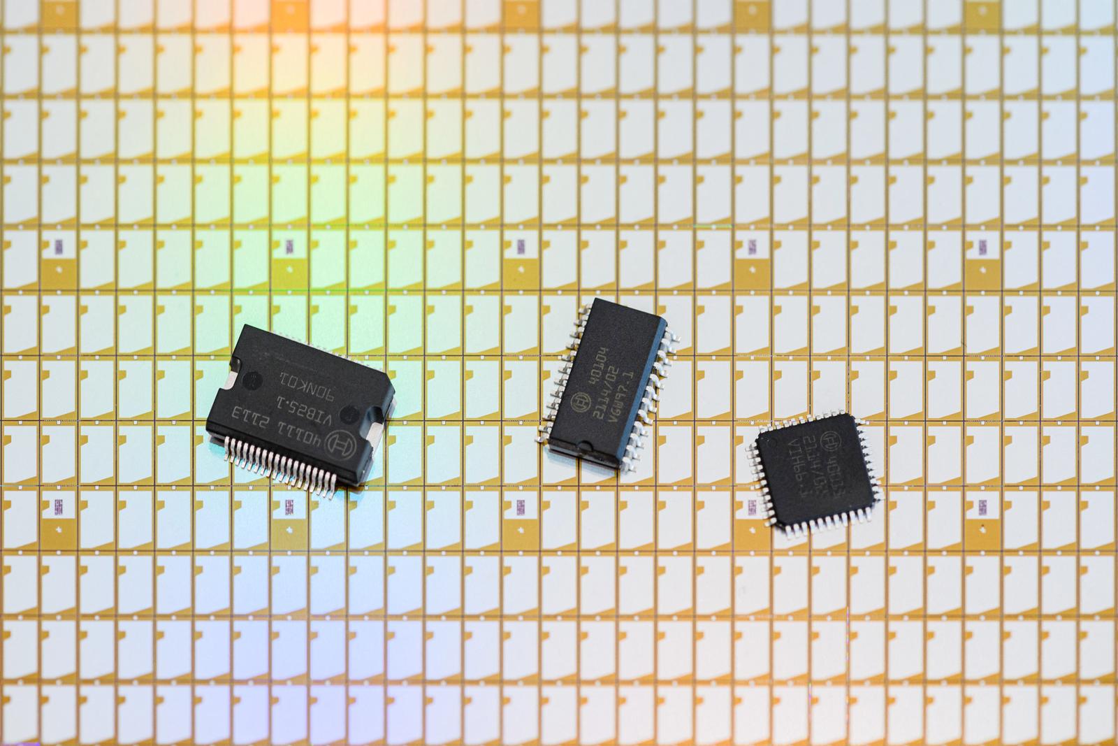 Une nouvelle plaquette de 300 millimètres d'épaisseur, contenant des puces semi-conductrices et des microprocesseurs du fabricant allemand Bosch, est photographiée à Dresde, dans l'est de l'Allemagne, le 31 mai 2021.
