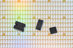 Une nouvelle plaquette de 300 millimètres d'épaisseur, contenant des puces semi-conductrices et des microprocesseurs du fabricant allemand Bosch, est photographiée à Dresde, dans l'est de l'Allemagne, le 31 mai 2021.