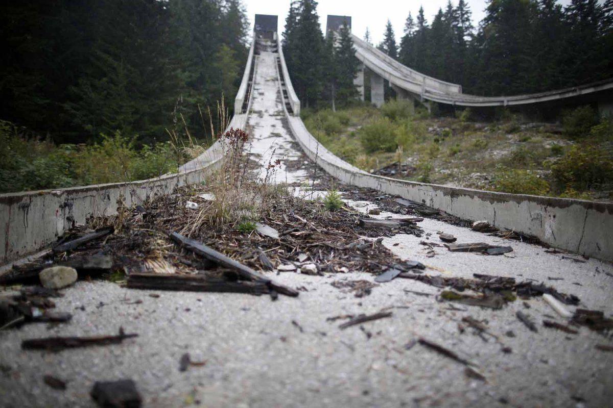 Le tremplin de saut à ski des J.O. de Sarajevo (1984) est totalement à l'abandon, en pleine nature.