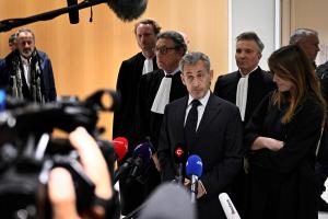 L'ancien président français Nicolas Sarkozy s'adresse à la presse après le verdict de son procès pour le financement illégal de campagne depuis la Libye pour sa candidature présidentielle victorieuse de 2007, au Tribunal de Paris, le 25 septembre 2025.