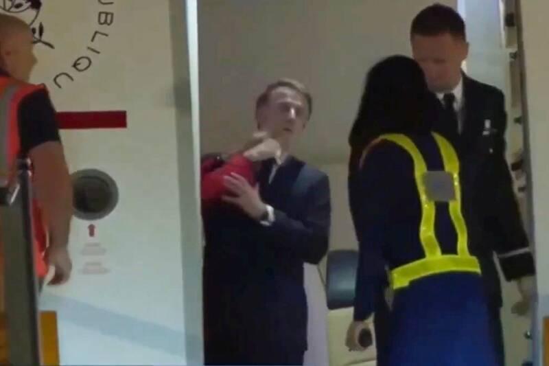 Emmanuel et Brigitte Macron à leur descente d'avion