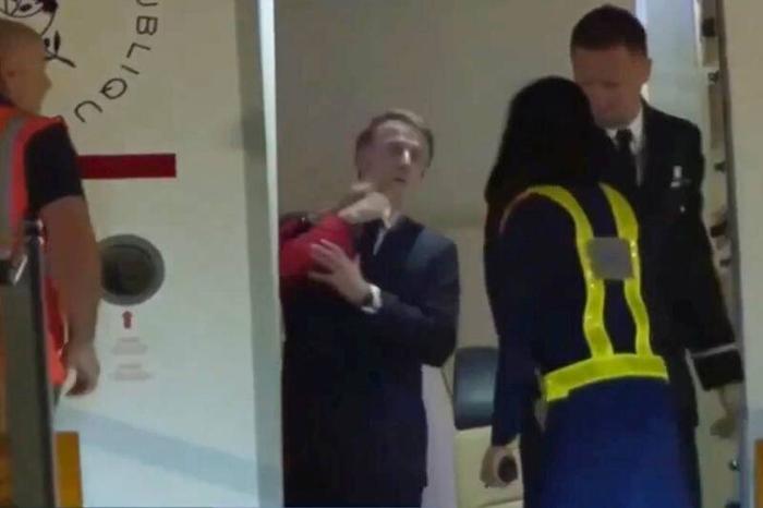 Emmanuel et Brigitte Macron à leur descente d'avion