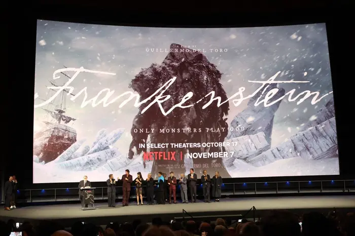 Guillermo del Toro, Oscar Isaac, Jacob Elordi, Mia Goth, Christoph Waltz, Felix Kammerer, Christian Convery, J. Miles Dale, Scott Stuber, Alexandre Desplat et Kate Hawley lors de l'avant-première de « Frankenstein » sur Netflix, le 6 octobre 2025 à Los Angeles, en Californie.