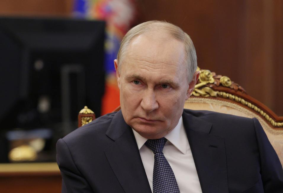 Sur cette photographie fournie par l'agence de presse étatique russe Sputnik, le président russe Vladimir Poutine rencontre le gouverneur de la région de Belgorod à Moscou, le 11 juillet 2025.