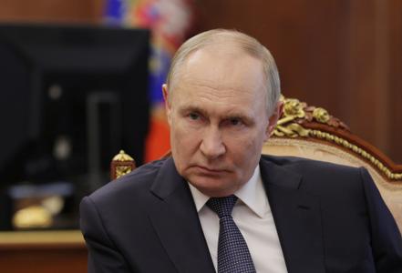 Sur cette photographie fournie par l'agence de presse étatique russe Sputnik, le président russe Vladimir Poutine rencontre le gouverneur de la région de Belgorod à Moscou, le 11 juillet 2025.