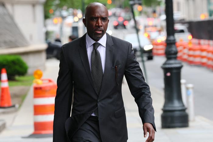 L'avocat Xavier Donaldson arrive au tribunal fédéral de Manhattan pour le procès de Sean "Diddy" Combs pour trafic sexuel, le 21 mai 2025 à New York. Combs, 55 ans, a plaidé non coupable pour l’ensemble des chefs d’accusation, parmi lesquels une charge de racket l'accusant d’avoir dirigé un réseau criminel sexuel impliquant des soirées sexuelles sous l’emprise de drogues, recourant à la force, aux menaces et à la violence.