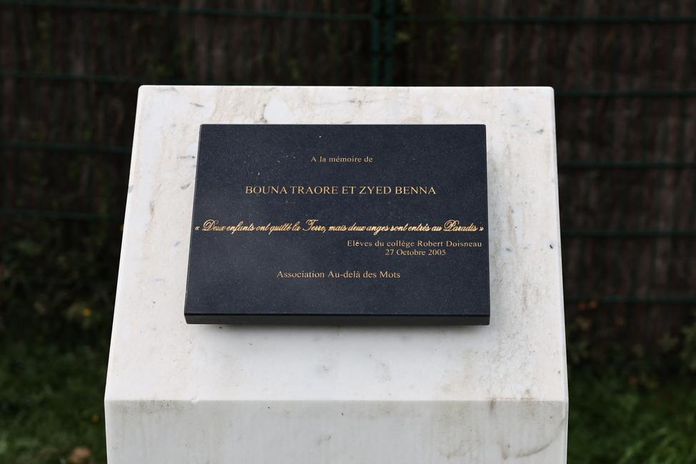 Une photo montre une plaque à l’extérieur du collège Robert-Doisneau lors d’une cérémonie de commémoration du 20ᵉ anniversaire de la mort des adolescents Zyed Benna et Bouna Traoré, à Clichy-sous-Bois, en banlieue nord-est de Paris, le 27 octobre 2025. Zyed Benna et Bouna Traoré, âgés respectivement de 17 et 15 ans, sont morts le 27 octobre 2005, électrocutés dans un transformateur EDF où ils s’étaient réfugiés après une course-poursuite avec la police. Leur décès avait déclenché trois semaines d’émeutes qui s’étaient étendues de Clichy-sous-Bois à toute la France, entraînant la proclamation de l’état d’urgence. (Image d'illustration)