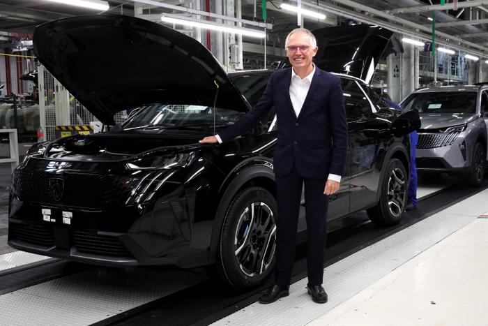 Carlos Tavares, le PDG de Stellantis, sur la chaîne de production de la voiture électrique Peugeot e-3008 et e-5008 à l'usine automobile Stellantis de Sochaux, dans l'est de la France, le 3 octobre 2024.