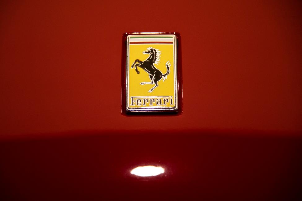 Après l’augmentation des taxes sur les voitures importées décidées par Donald Trump, Ferrari a annoncé son intention d’augmenter ses prix de vente aux États-Unis.