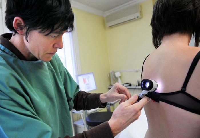 dermatologue peau examen médical AFP