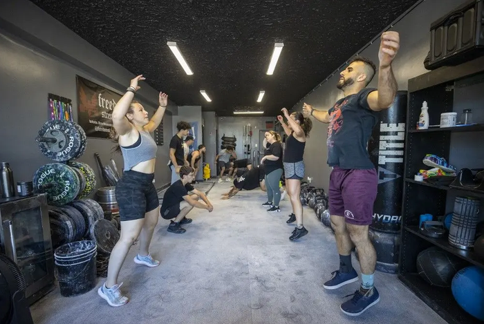 Des personnes en train de suivre un cours de gym dans une salle de sport. (Image d'illustration)