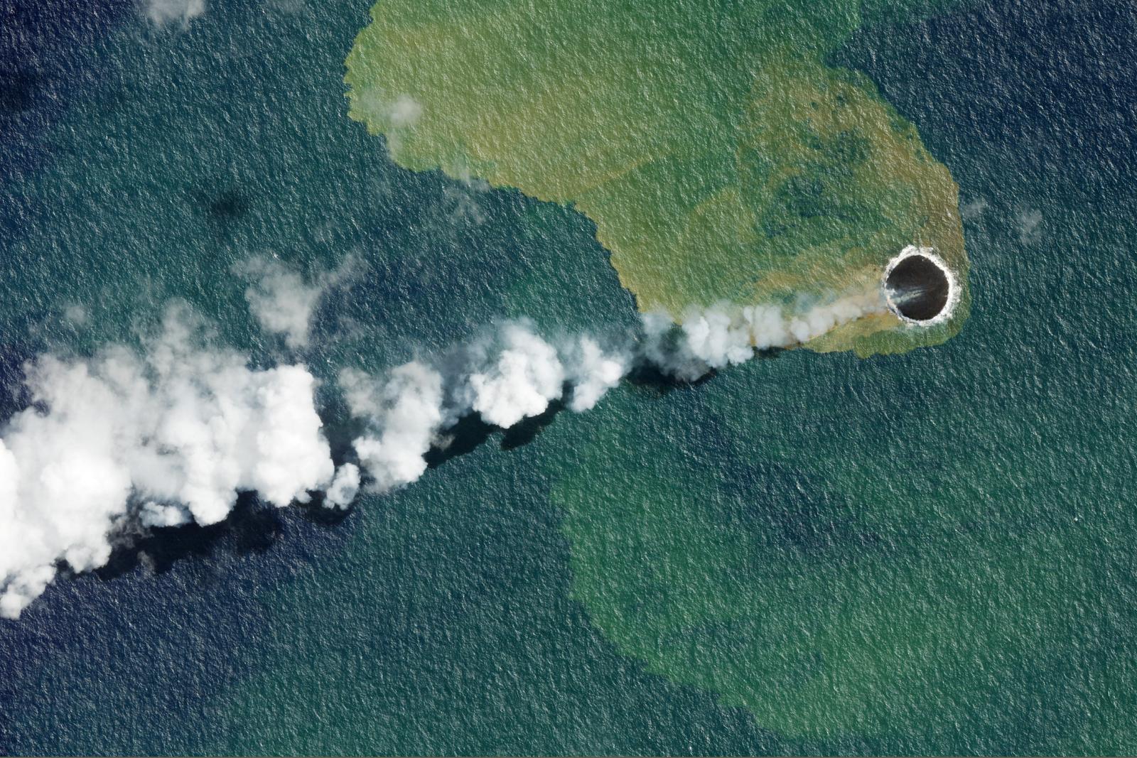 L'activité sismique et les éruptions volcaniques du volcan Home Reef, un volcan sous-marin des Tonga qui a refait surface.