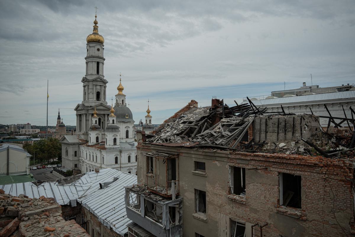Une vue générale d'un bâtiment endommagé et d'une église à Kharkiv, le 18 août 2025, dans le contexte de l'invasion russe en Ukraine.