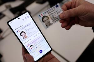 Un smartphone avec l'application d'identification numérique France Identité et une maquette de carte d'identité lors d'une visite ministérielle au siège de l'Agence nationale des titres sécurisés (ANTS), à Paris, le 30 avril 2026.