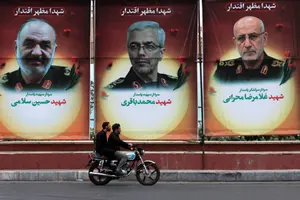 Des panneaux d'affichage portant les portraits des généraux des gardiens de la révolution iraniens tués lors de récentes frappes israéliennes, à Téhéran, le 9 juillet 2025.