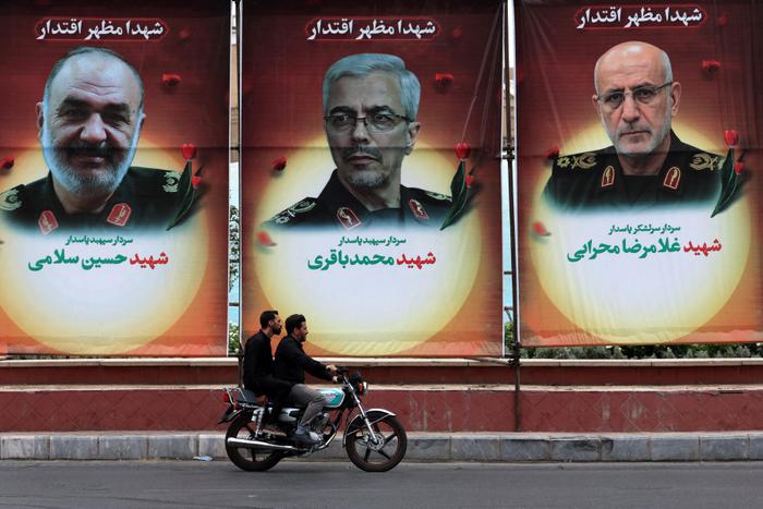 Des panneaux d'affichage portant les portraits des généraux des gardiens de la révolution iraniens tués lors de récentes frappes israéliennes, à Téhéran, le 9 juillet 2025.