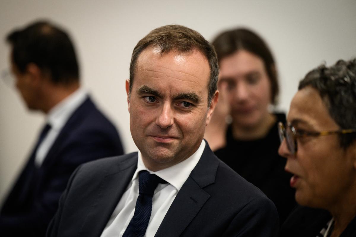 Sébastien Lecornu assiste à une réunion lors de sa visite au centre de santé départemental de Mâcon, dans le centre-est de la France, le 13 septembre 2025.