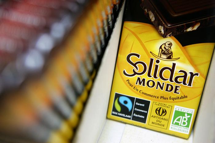 Une tablette de chocolat dans un magasin de commerce équitable.