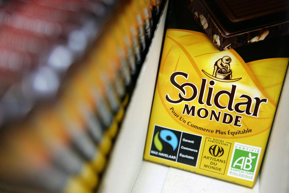 Une tablette de chocolat dans un magasin de commerce équitable.