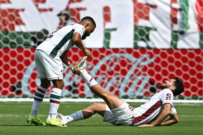 Le milieu de terrain brésilien de Fluminense, Matheus Martinelli, souffrant d'une crampe lors du match de de huitièmes de finale de la Coupe du Monde des Clubs 2025 entre l'Inter Milan d'Italie et Fluminense du Brésil au Bank of America Stadium de Charlotte, le 30 juin 2025