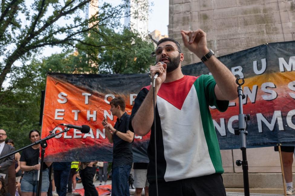 Le photojournaliste gazaoui Motaz Azaiza prend la parole lors d'un rassemblement et d'une marche organisés par des militants juifs pour la paix afin de protester contre la guerre à Gaza, le 4 août 2025, à New York.
