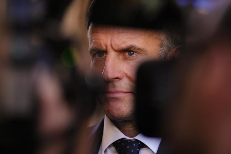 Le président français Emmanuel Macron s'exprime devant les médias à Marseille, dans le sud de la France, le 26 octobre 2026, lors d'une visite visant à constater le « retour de l'ordre républicain » après les violences et les pillages qui ont émaillé la mobilisation citoyenne du 17 octobre 2026.