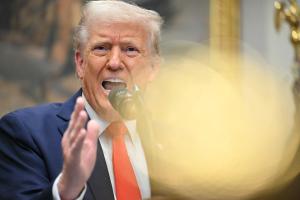 Le président américain Donald Trump prend la parole dans la salle Roosevelt de la Maison Blanche à Washington, DC, le 3 mars 2025.