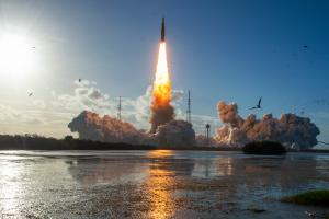 La mission lunaire Artemis II a décollé du pas de tir 39B du Centre spatial Kennedy à Cap Canaveral, en Floride, le 1er avril 2026.