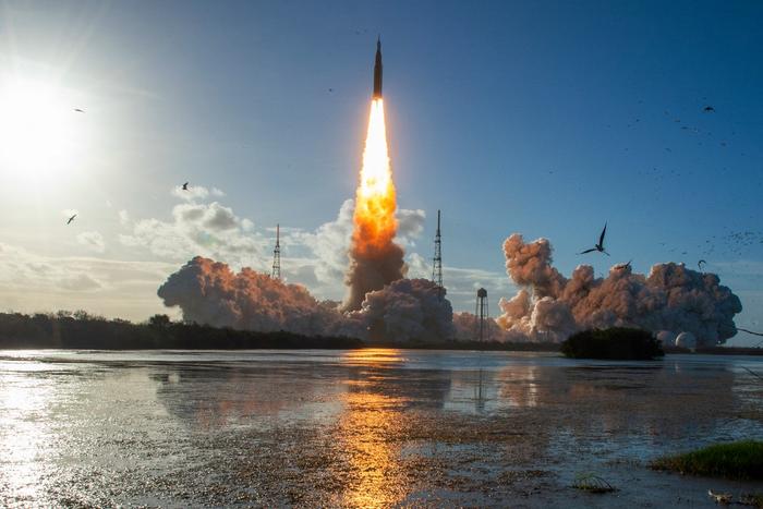 La mission lunaire Artemis II a décollé du pas de tir 39B du Centre spatial Kennedy à Cap Canaveral, en Floride, le 1er avril 2026.