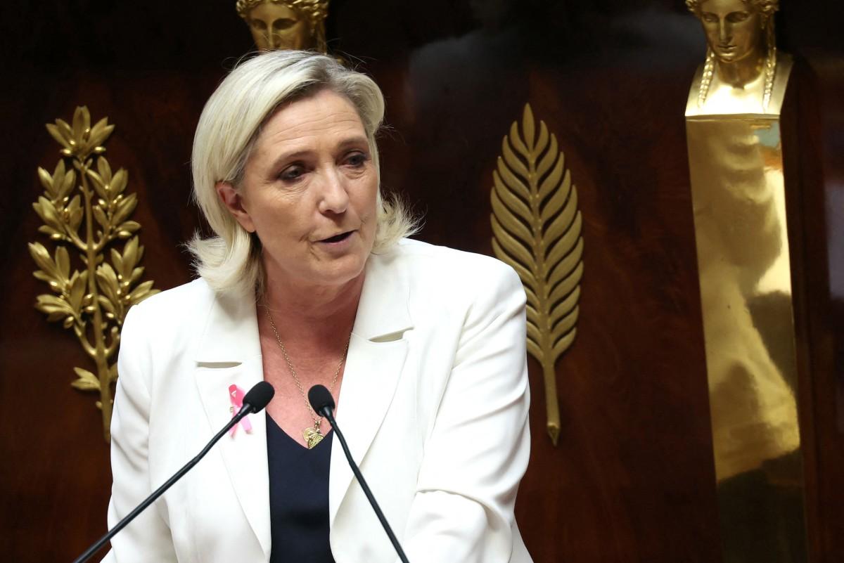 Marine Le Pen prononce un discours devant l'Assemblée nationale, à Paris, le 1er octobre 2024.